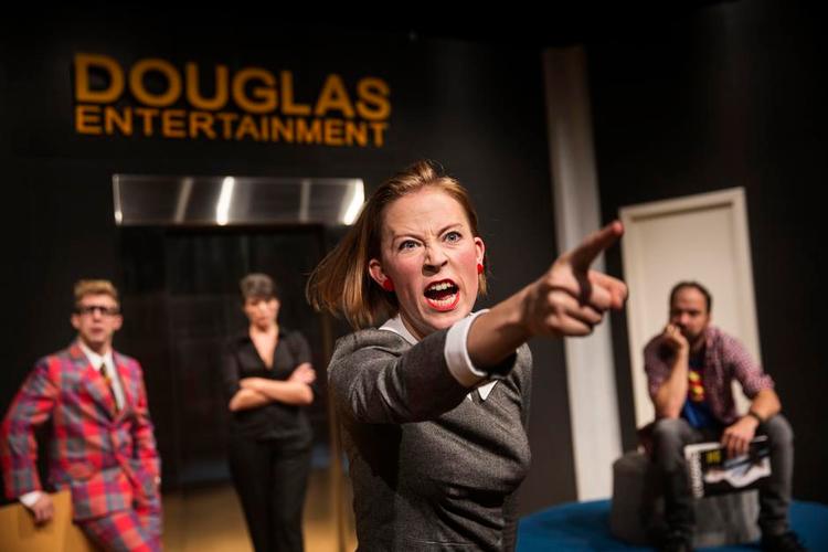 Frisk. Filippa Suenson onkarnerer den friske ligefremme kækhed med et ironisk blink i øjet, som vi kender fra Casper Christensen. Her med Anders Juul, Lotte Andersen og Benjamin Boe Rasmussen i baggrunden. 