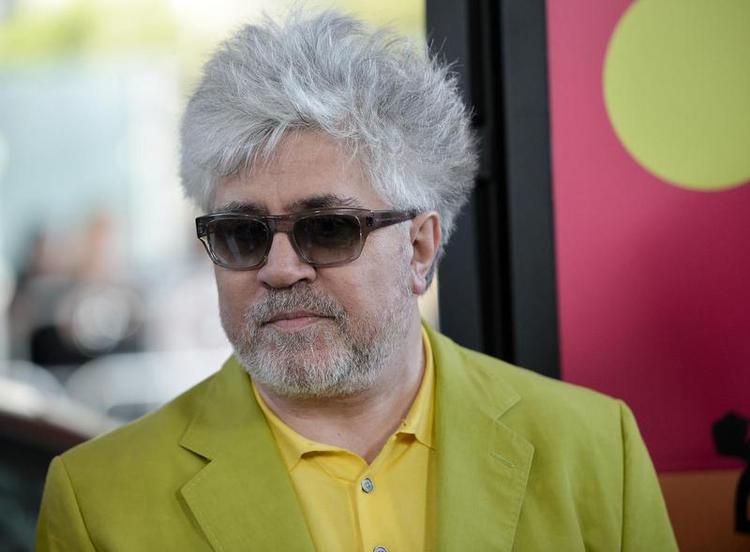 Protest. Regeringens nedskæringer er hævn for kunstnernes kritik af Spaniens deltagelse i krigen mod Irak, mener filminstruktør Pedro Almodóvar. 