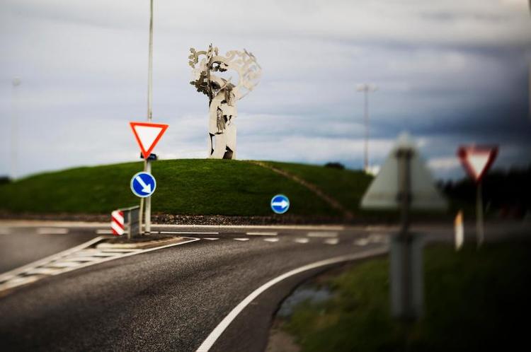 Åndeligt. Skulturen 'Genius' er en slags vartegn for Ringkjøbing-Tarm Kommune. 