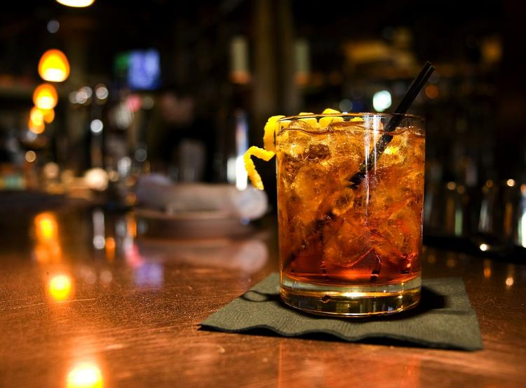 Overvåget. Diplomater fra hele verden kan risikere at få britiske spioner som sidemænd i hotelbarer, når de rejser til forhandlinger og møder i udlandet, afslører nyhedsmagasinet Der Spiegel i dag. 