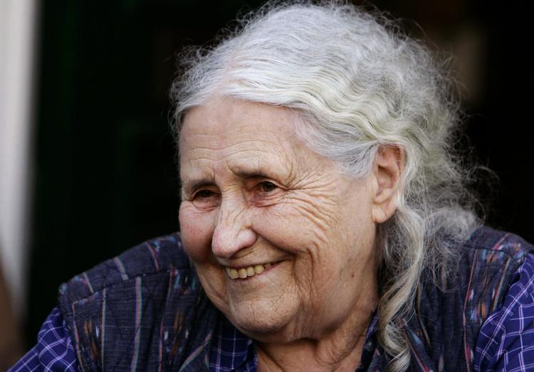 94. Doris Lessing, som er født i Iran og opvokset i Zimbabwe, forfattede flere end 50 romaner og blev hædret med Nobelprisen. 