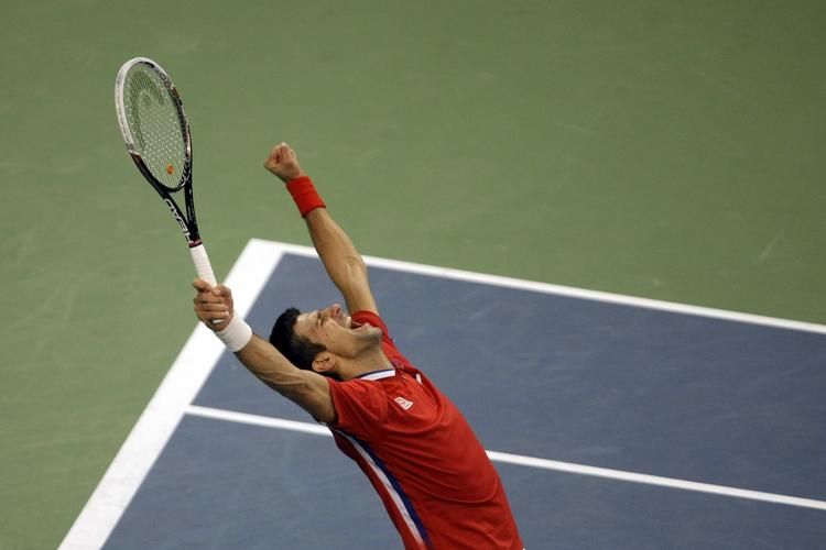 2-2. Med en sejr i tre sæt sikrede Novak Djokovic en femte og afgørende kamp i Davis Cup-finalen. 