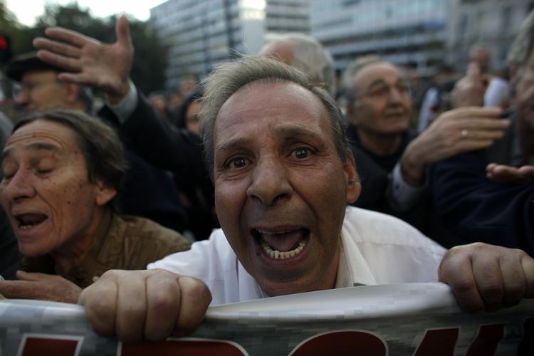 Protest. Flere end 10.000 mennesker samlede sig på den centrale Syntagma-plads ved parlamentet. 