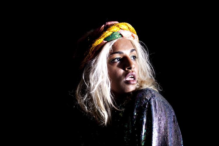 Vildskab. Den engelske sangerinde M.I.A. (Mathangi "Maya" Arulpragasam) på Roskilde Festivals Orange Scene i 2011. 