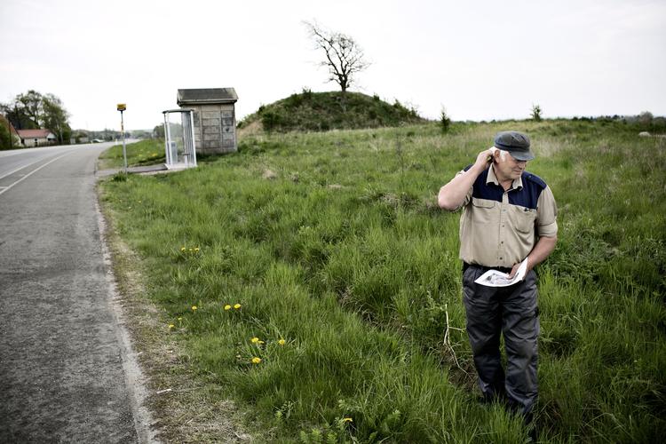 Randzoner. Landmænd tøver at udpege områder til randzoner langs vandløb. Ofte skyldes det fejl og tvivl om, hvor vandløbenen er.  Landmand Søren Jensen i en af de grøfter, som ifølge Fødevareministeriets kort er et vandløb, der skal beskyttes. 