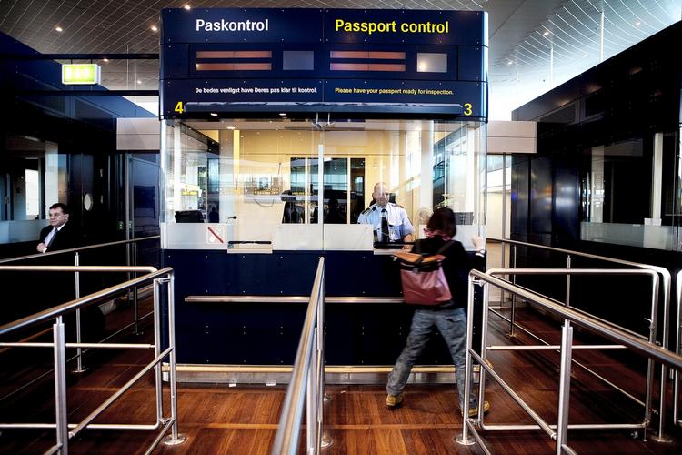 ASYLKONTROL. Politiet har undladt at sikre foto og fingeraftryk af asylansøgere, der kom til Kastrup. De fleste af dem er forsvundet. 