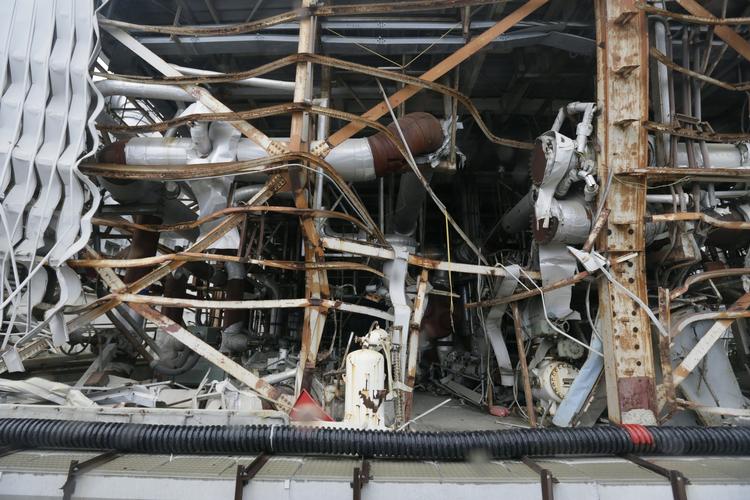 OPRYDNING. Teknikere ved den medtagne Reaktor 4-bygning, der nu skal tømmes for sit indhold af uranbrændselsstave. 