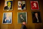 <cutline_leadin>Nådesløst. </cutline_leadin>Kunstner og kunstkender Per Arnoldi finder mange af portrætterne på Københavns Rådhus »fornærmende dårlige«. En af undtagelserne er maleriet nederst i midten af <252>eksborgmester Lars Engberg. Det er malet af Preben Fjederholt. <fotograf>Foto: Per Folkver</fotograf><fotograf></fotograf><252><252> 