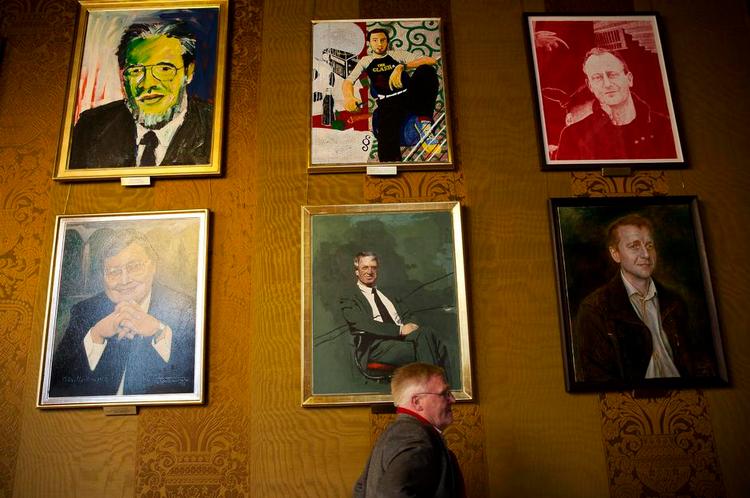 <cutline_leadin>Nådesløst. </cutline_leadin>Kunstner og kunstkender Per Arnoldi finder mange af portrætterne på Københavns Rådhus »fornærmende dårlige«. En af undtagelserne er maleriet nederst i midten af <252>eksborgmester Lars Engberg. Det er malet af Preben Fjederholt. <fotograf>Foto: Per Folkver</fotograf><fotograf></fotograf><252><252> 