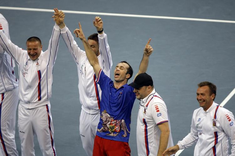 SEJR. Radek Stepanek (i midten) og co. modstod det voldsomme pres fra de serbiske tilskuere, der ikke altid opførte sig efter bogen under de fem David Cup-matcher i Beograd. 
