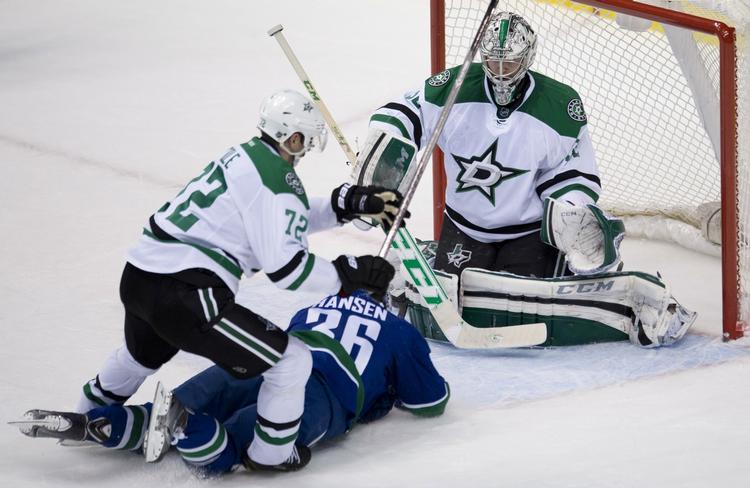 Karambolage. Jannik Hansen og Vancouvers overmand var keeperen Kari Lehtonen. 