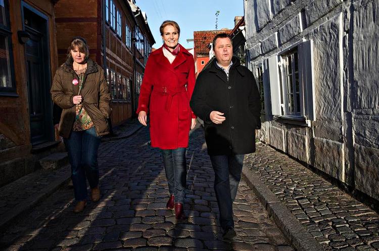 STJERNEGLANS. Statsminister Helle Thorning-Schmidt (S) var i går i Helsingør for at støtte socialdemokraternes borgmesterkandidat, Henrik Møller (th) 