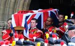 TERRORDRAB. Lee Rigby blev bisat under store hædersbevisninger fra Bury-kirken i Manchester efter at være blevet hakket til døde af muslimske ekstremister på åben gade i London. 