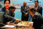 VM-skak. Heller ikke i 8. parti lykkedes det 43-årige Vichy Anand at få skovlen under norske Magnus Carlsen. 8. parti var ifølge eksperterne nærmest uhyggeligt kedeligt, og Anand får kritik for ikke at være mere dristig i åbningsspillet. 