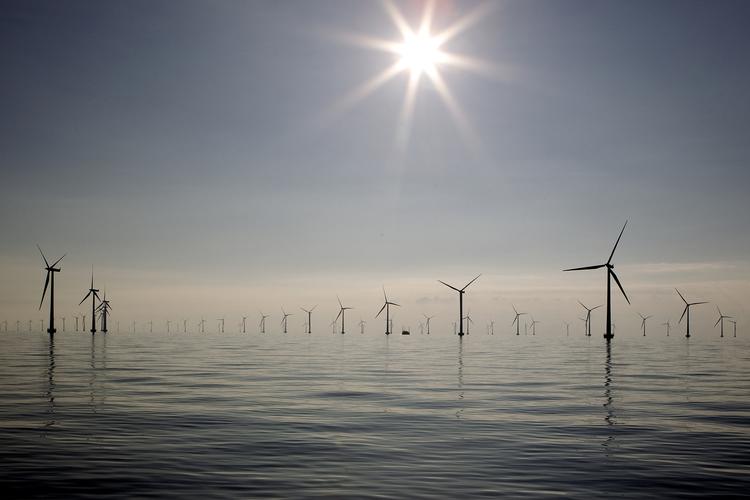 Investering. Nye havvindmølleparker i Tyskland skal kunne levere strøm til 600.000 tyske husstande. Billedet her stammer fra vindmølleparken ved Rødby. 