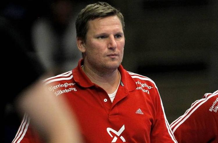 Trænerkomet. 41-årige Nikolaj Jacobsen ankommer til Tyskland med kun to års erfaring som cheftræner. Han indledte karrieren som spillende assistent i Viborg i 2004, inden han kom til Bjerringbro-Silkeborg i 2007. Han blev cheftræner i Aalborg i sommeren 2012. 