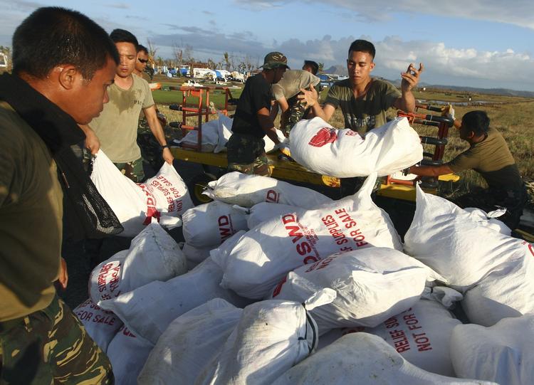 Tyfonramt. Det filippinske militær aflæsser nødhjælp, som skal distribueres ud til de filippinske tyfon-ofre. Den filippinske avis The Philippine Star skriver mandag, at nødhjælpen er skiftet i »et højere gear«. 