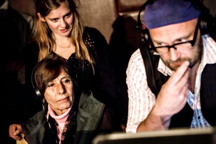 Nærbillede. Ole Christian Madsen, Iben Nagel Rasmussen og skuespiller Marie Tourell Soderberg følger koncerten med Steppeulvene på monitoren i Zagreb. 