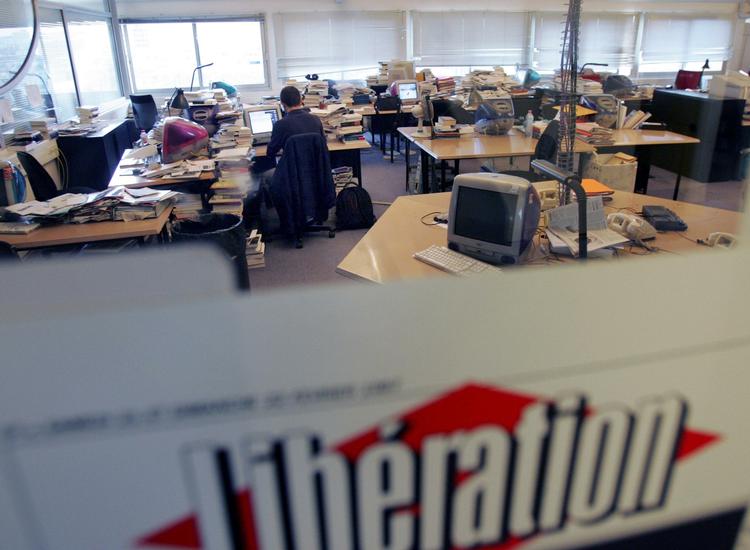 SKYDERI. EN person er hårdt kvæstet efter en ukendt mands angreb på avisen Liberations redaktion i Paris. 