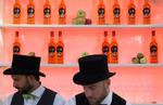 Tophat. En af Sveriges bedste bartendere Jakob Sundin står for udskænkningen i løbet af de to timer, der er gratis bar i Kødbyen. 