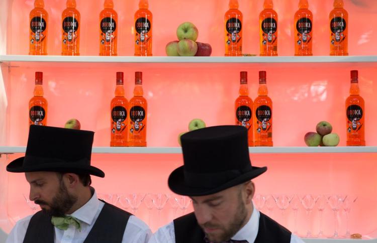 Tophat. En af Sveriges bedste bartendere Jakob Sundin står for udskænkningen i løbet af de to timer, der er gratis bar i Kødbyen. 
