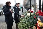 Flystyrt. Sørgende lægger blomster foran Kazan lufthavnen i Rusland. Et fly fra Tartarstan Airlines styrtede i går ned med 50 personer ombord. 