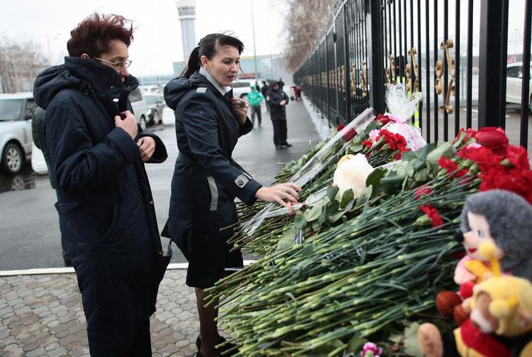 Flystyrt. Sørgende lægger blomster foran Kazan lufthavnen i Rusland. Et fly fra Tartarstan Airlines styrtede i går ned med 50 personer ombord. 