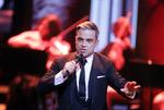 Tvetydig. Den gamle swinger Robbie Williams ironiserer på sin nye plade 'Swings Both Ways' over de bøsserygter, der har fulgt ham i hele karrieren. Og som han selv ynder at puste til i flere af sine sange. Således også på titelnummeret, hvor Rufus Wainwright synger 'Face it, Robbie, you're a little bit gay'. 