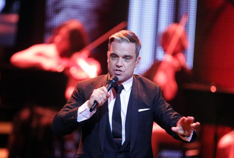 Tvetydig. Den gamle swinger Robbie Williams ironiserer på sin nye plade 'Swings Both Ways' over de bøsserygter, der har fulgt ham i hele karrieren. Og som han selv ynder at puste til i flere af sine sange. Således også på titelnummeret, hvor Rufus Wainwright synger 'Face it, Robbie, you're a little bit gay'. 