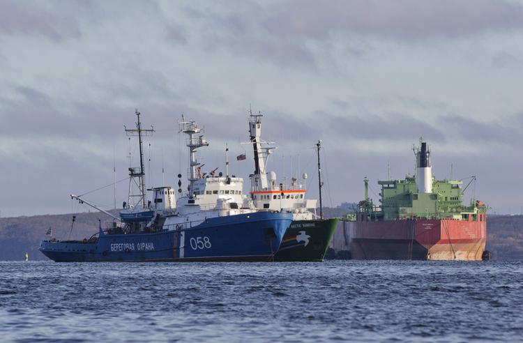 Miljøprotest. I september iværksatte Greenpeace en aktion mod den russiske boreplatform i Arktis, som er ejet af selskabet Gazprom. De blev alle anholdt og varetægtsfængslet i Rusland anklaget for pirateri og hooliganisme. 