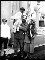 Eventyrer. Her ses Peter Freuchen med sin anden kone, skuespilleren Magda Vang Kristensen og to grønlandske drenge. Billedet er fra omkring 1930. 