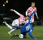 3.halvleg. Islands Gylfi Thor Sigurdsson (nummer 10) tackles af Kroatiens Dario Srna, som efter kampen deltog i et drikkelag med syv andre kroatiske spillere. 