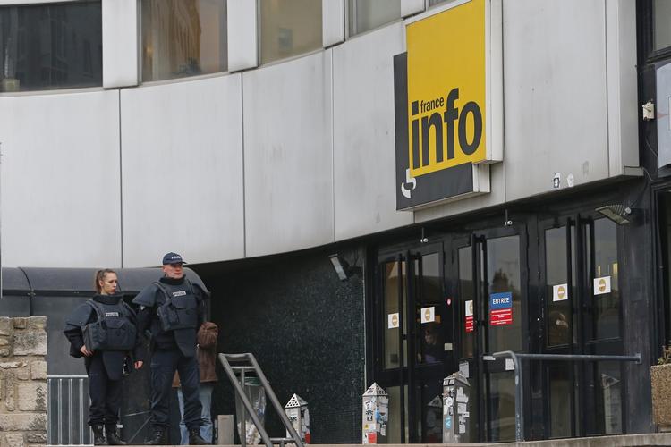 Skyderi. Medier i Paris er under skarp bevogtning af fransk politi, efter en gerningsmand tidligere i dag affyrede to skud med et haglgevær i avisen Liberations lobby og sårede en medarbejder. Her ses den franske radiostation France Info. 