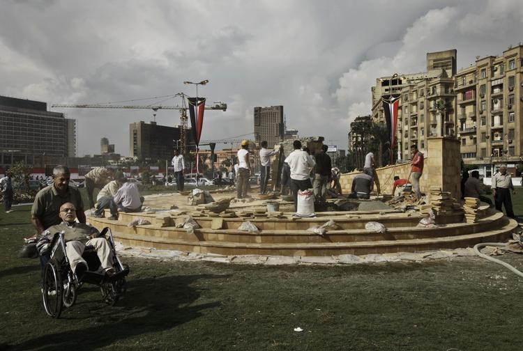 Hyldest. Monumentet på Tahrir-pladsen nåede knapt at blive færdig, før demonstranter ødelagde det igen i protest mod militærregimet. 