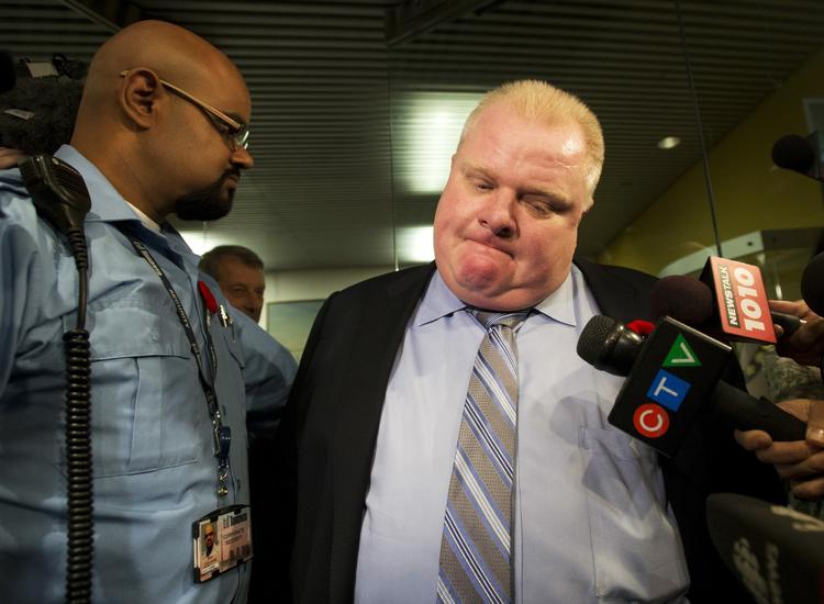 Kransekagefigur. Et byrådsmøde i dag i den canadiske storby Toronto udviklede sig kaotisk, da den skandaleramte borgmester Rob Ford blandt andet væltede et kvindeligt medlem af byrådet omkuld og råbte ukvemsord efter flere af de personer, som overværede mødet. 