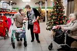 Hjemmebane. Hvidovre huser stadig mange socialdemokrater. 82-årige Sine Madsen med rollatoren til højfre har altid stemt socialdemokratisk og stemmer også på borgmester Helle Adelborg i dag. 