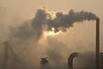 CO2. Selv om der hvert år kommer mere og mere vedvarende energi, fortsætter brugen af fossile brændstoffer med at stige. 