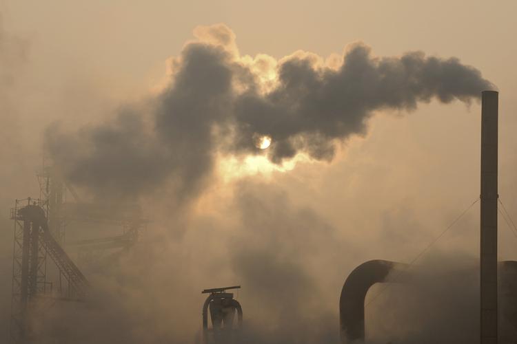CO2. Selv om der hvert år kommer mere og mere vedvarende energi, fortsætter brugen af fossile brændstoffer med at stige. 