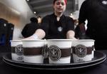 Udvider. Seattle-kaffekæden Starbucks findes i dag i Københavns lufthavn samt Bilka-supermarkeder over hele landet. Snart åbner kaffebarer på strøggader i Danmarks fire største byer. 