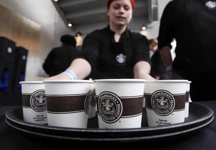 Udvider. Seattle-kaffekæden Starbucks findes i dag i Københavns lufthavn samt Bilka-supermarkeder over hele landet. Snart åbner kaffebarer på strøggader i Danmarks fire største byer. 