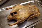 Julemad. Flere af Dansk Supermarkeds ænder kommer fra en fransk farm, hvor dyremishandling af ænder til foie gras er hverdag. 