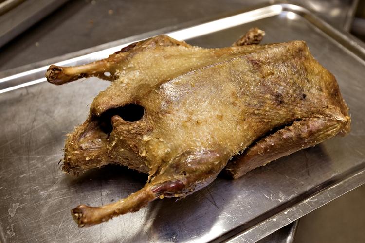 Julemad. Flere af Dansk Supermarkeds ænder kommer fra en fransk farm, hvor dyremishandling af ænder til foie gras er hverdag. 
