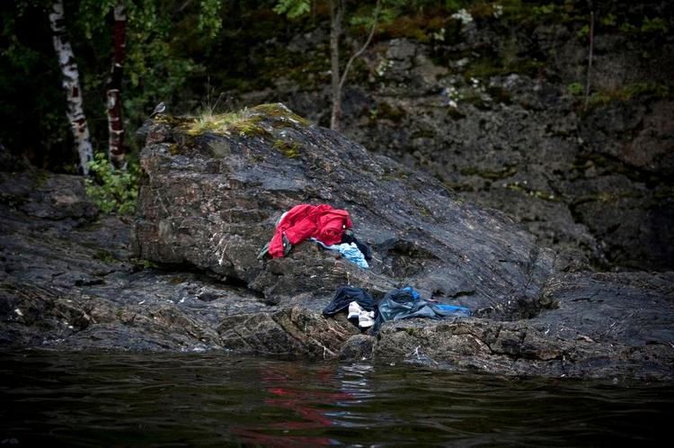 Stilhed. Efterladt tøj på Utøyas bredder vidner om, at mange unge forsøgte at undslippe Breiviks massakre ved at svømme væk fra øen. 