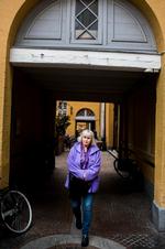 <cutline_leadin>prisgivet.</cutline_leadin> <240>I januar fik Ingrid Oustrup Jensen <240>en huslejestigning på 6.477,78 kr. <240>Årsagen var, at Skat havde <240>forhøjet grund<130>værdien på <240>ejendommene i Boltens Gaard. <252><fotograf>Foto: Simon Fals</fotograf> 