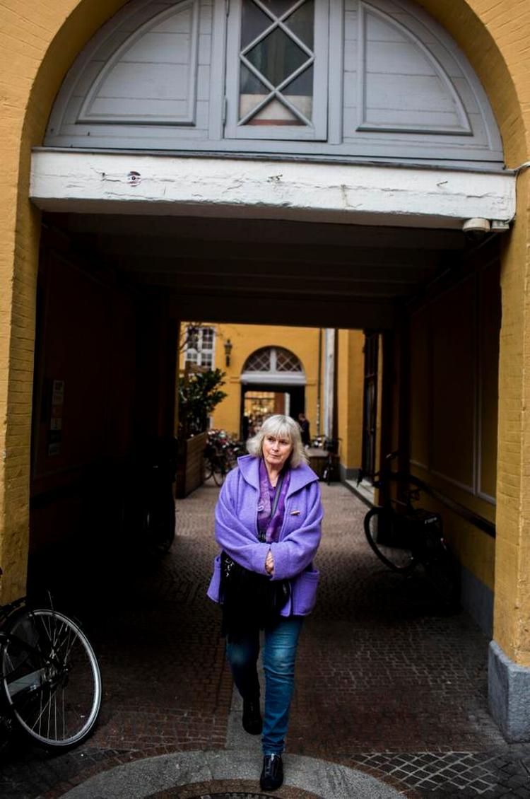 <cutline_leadin>prisgivet.</cutline_leadin> <240>I januar fik Ingrid Oustrup Jensen <240>en huslejestigning på 6.477,78 kr. <240>Årsagen var, at Skat havde <240>forhøjet grund<130>værdien på <240>ejendommene i Boltens Gaard. <252><fotograf>Foto: Simon Fals</fotograf> 