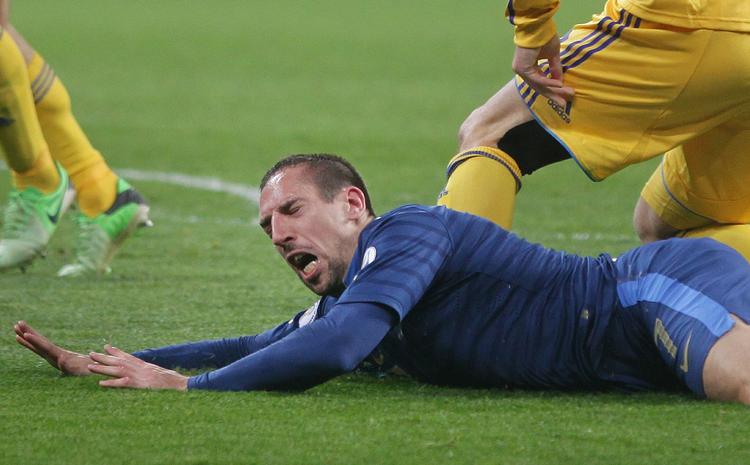 NEDLAGT. Ukraine fik effektivt stoppet Franck Ribery, der risikerer at gå glip af VM-slutrunden. 