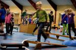 Opmuntrende. Skolesport skal være sjovt, så de børn, der ikke normalt rører sig, kan få gode oplevelser med motion. 