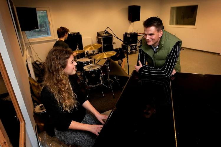 Lyt. Der er langt fra Mathilde Nyegaards øvelokale på gymnasiet til flisefabrikken, hvor Peter Glüsing er i praktik, men de sætter begge pris på, at deres uddannelse ikke kun er teori. 