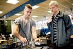Rigeligt. Når Nicolai Gjermandsen er færdig som industritekniker, kan han være ret sikker på job. Sådan er det langtfra for hans gæst, gymnasieeleven Mathias Gilberg. 