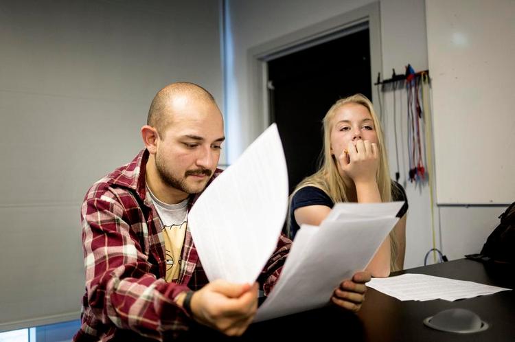 Omvej. Alexander Glaser genopliver gymnasiet i selskab med Emma Slott. 